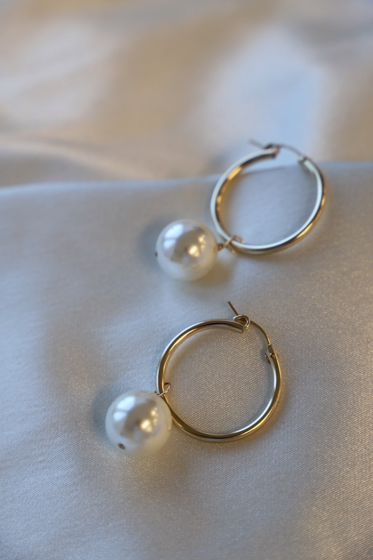 OVERSIZED AUDREY PEARL HOOPS - elizabeth + Bern