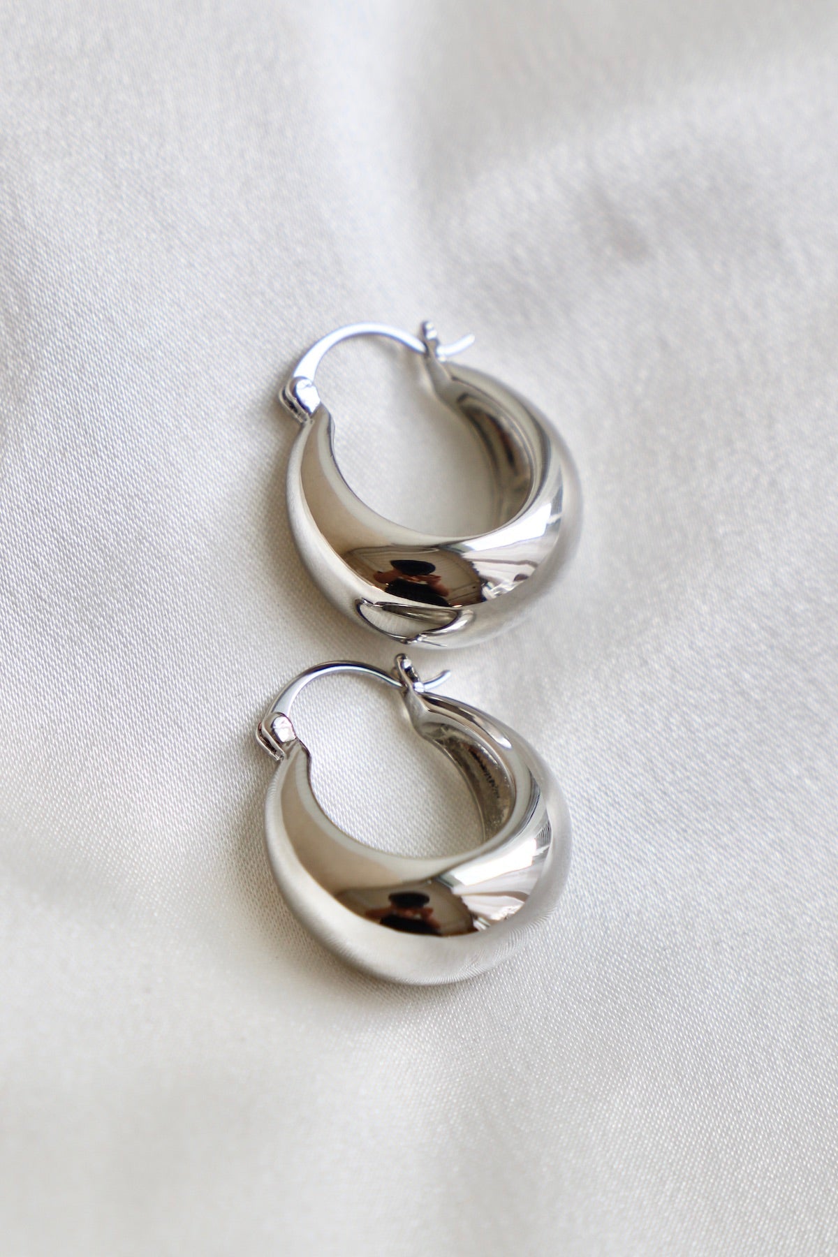 SILVER COCO CHUNKY HOOP EARRINGS - elizabeth + Bern