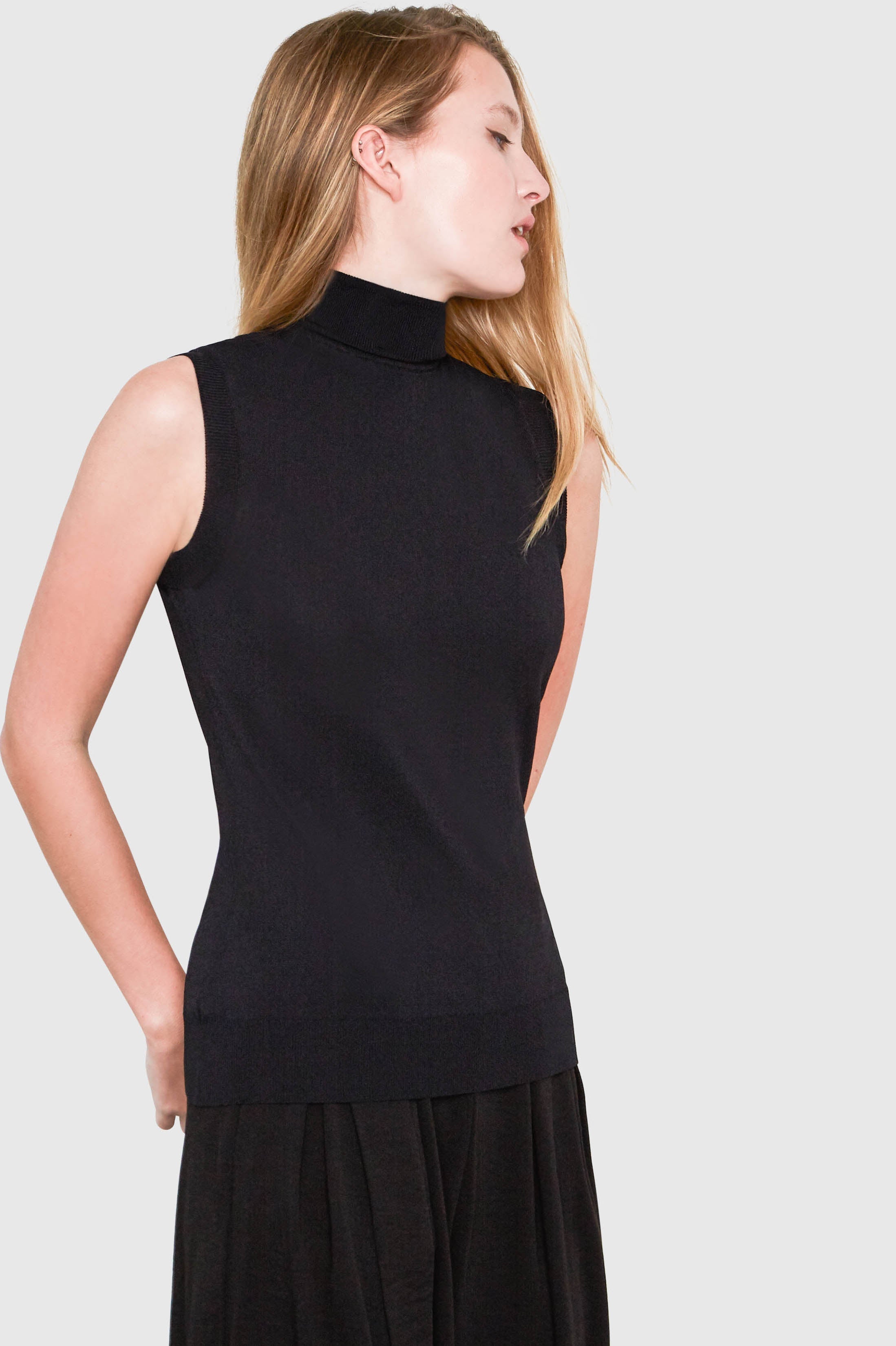 HEPBURN SLEEVELESS VISCOSE SWEATER IN BLACK