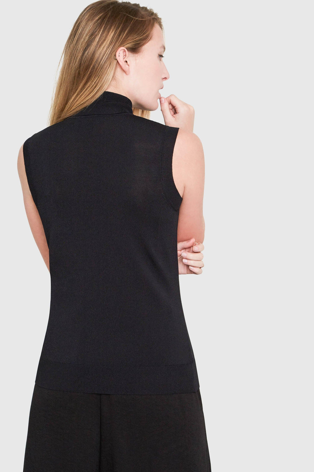HEPBURN SLEEVELESS VISCOSE SWEATER IN BLACK