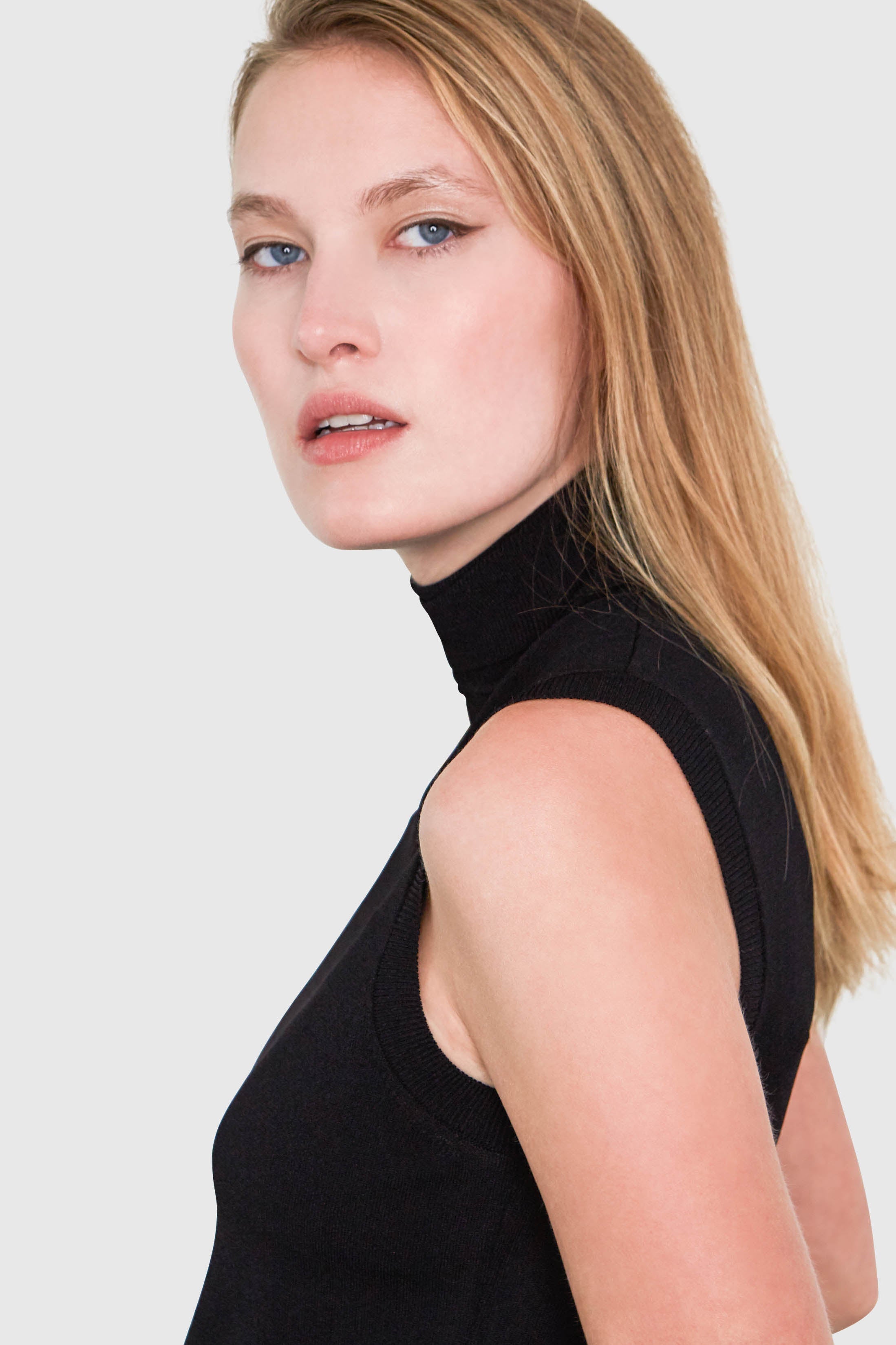 HEPBURN SLEEVELESS VISCOSE SWEATER IN BLACK